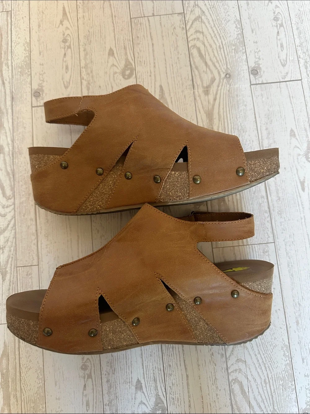 Volatile Montpelier Brown Suede Studded Wedge Sandals Peep Toe Size 9